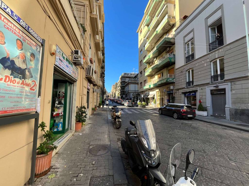 Negozio in affitto a Napoli via crispi