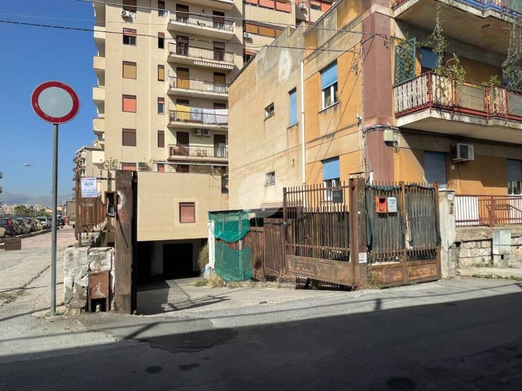 Garage in vendita a Palermo via Emiro Giafar, 67