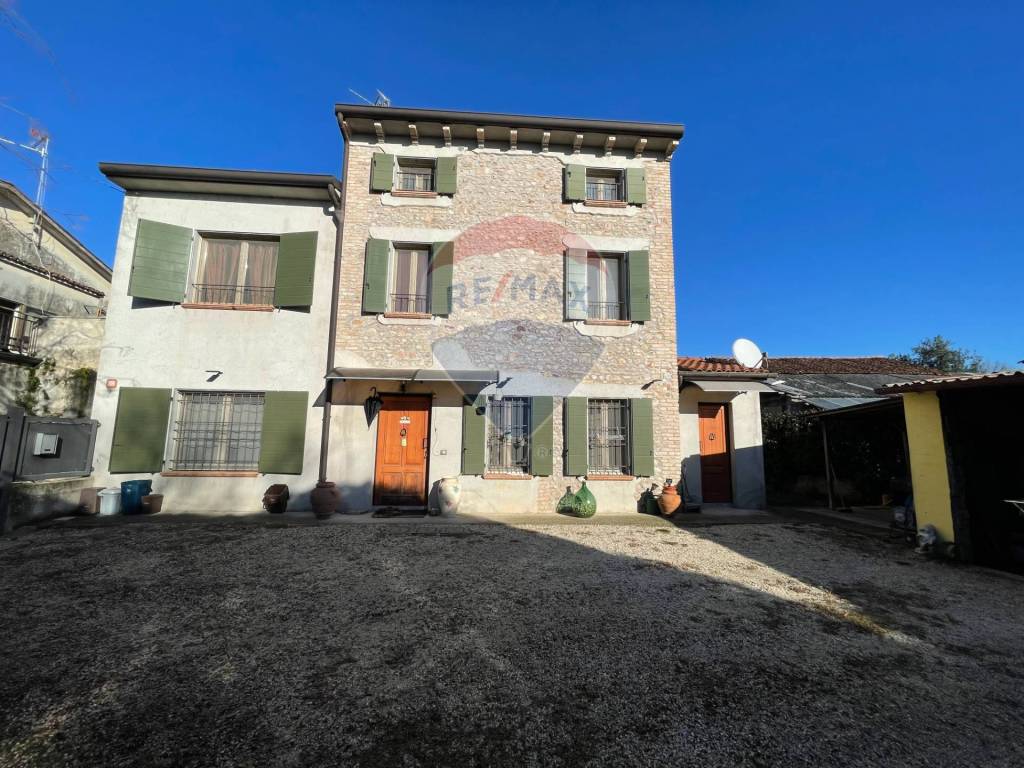 Villa in vendita a Volta Mantovana b. Castiglioni, 60