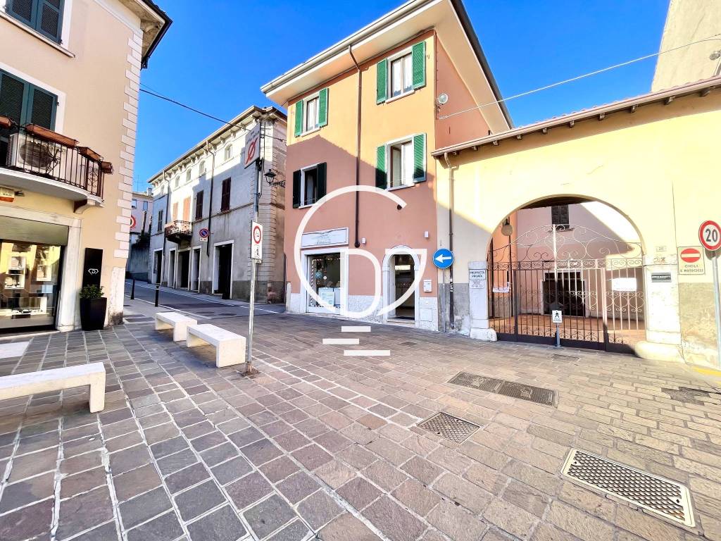Intero Stabile in vendita a Desenzano del Garda piazza Duomo