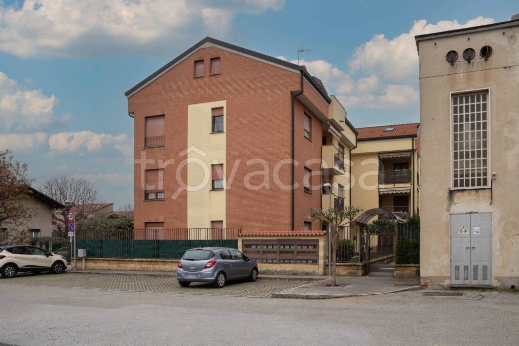 Appartamento in vendita a Carugo via Giuseppe Parini, 20