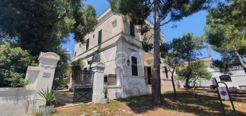 Villa in vendita a Castrignano del Capo piazza Savoia