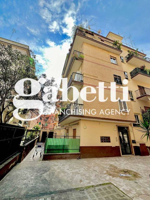 Appartamento in vendita a Roma via delle Betulle