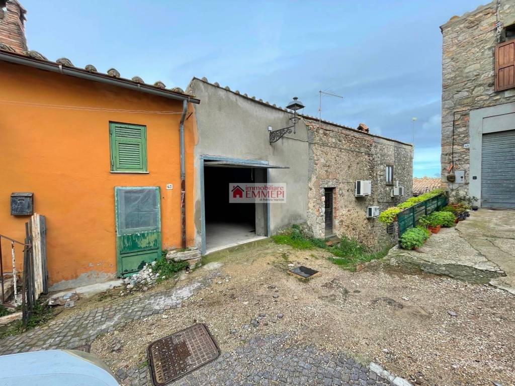 Garage in vendita a Tolfa via Costa Alta, 45