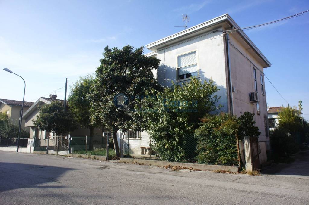 Villa in vendita a Ravenna via Mario Costantini, 7