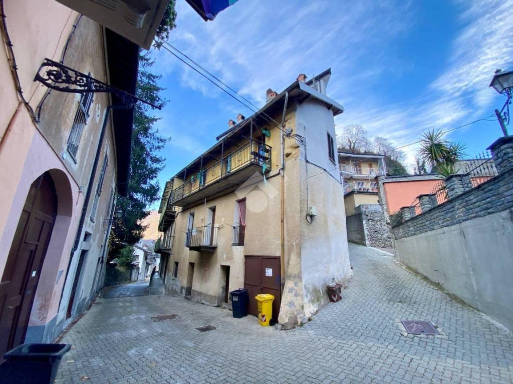 Casa Indipendente in vendita a Pont-Canavese via Sparone, 10