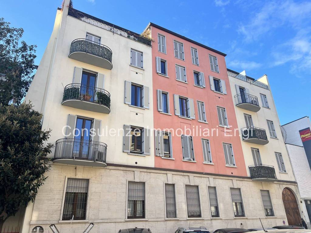 Appartamento in vendita a Milano via Caccialepori, 41