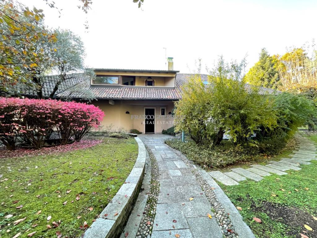 Villa in vendita a Barzago via Cesare Cantù, 92