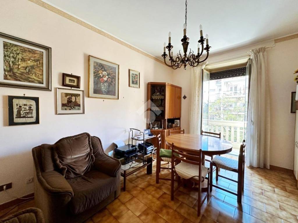 Appartamento in vendita a Roma via Vetulonia, 37