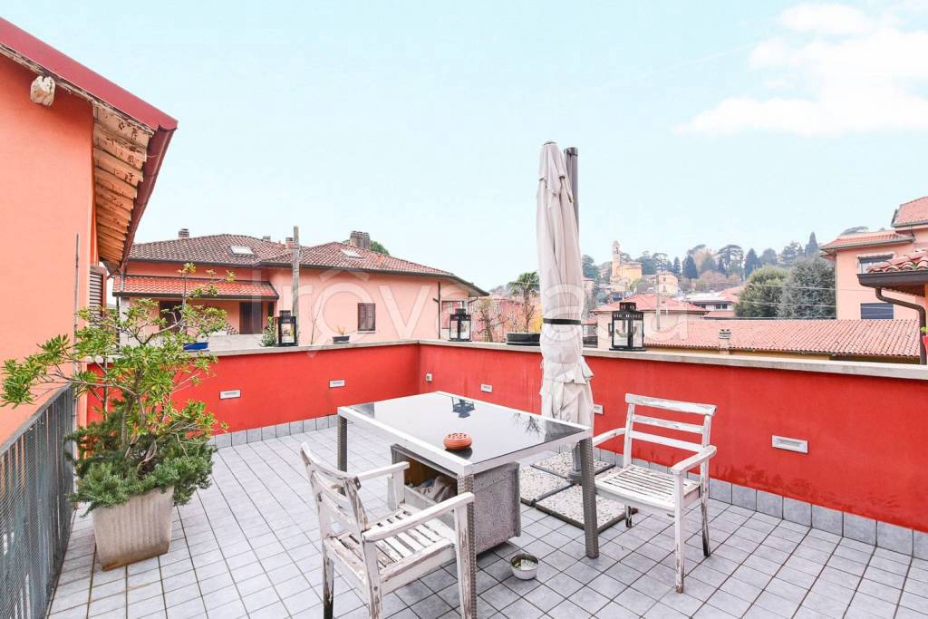 Villa in vendita a Longone al Segrino via Amilcare Pellizzone, 2