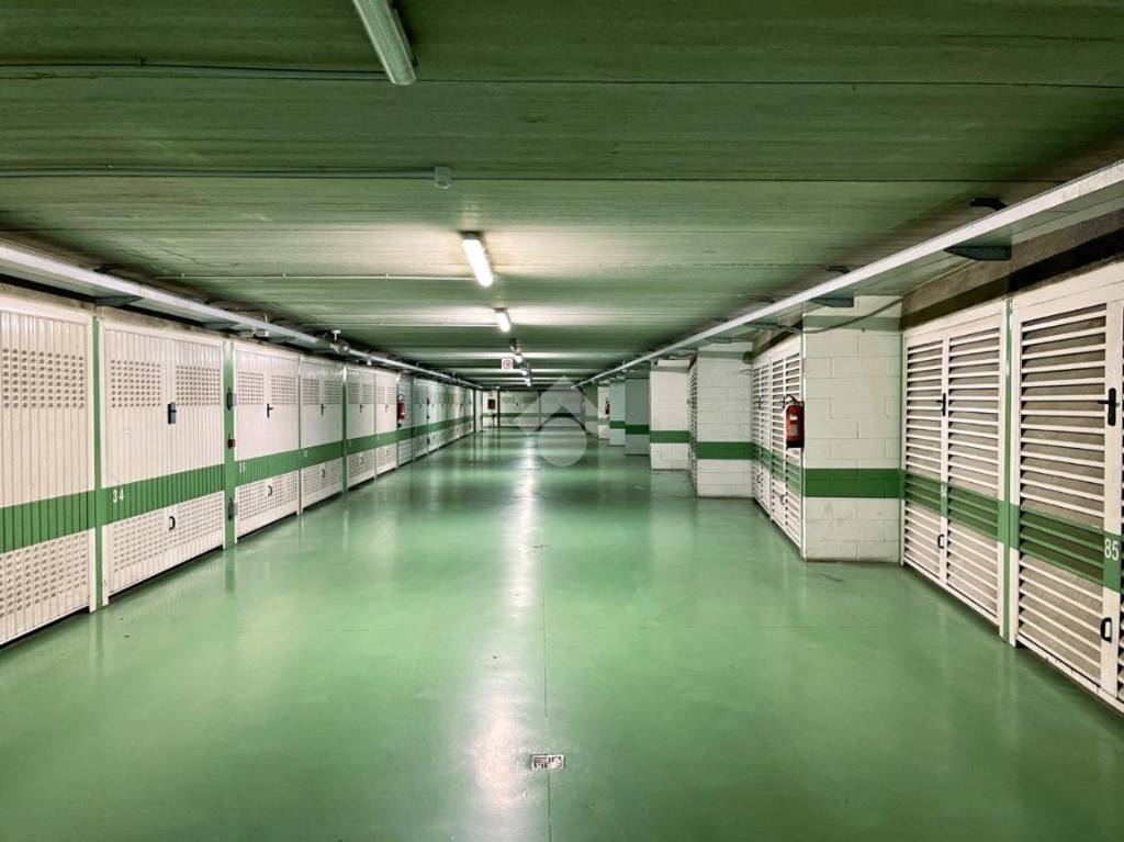 Garage in vendita a Milano via Bordighera, 47