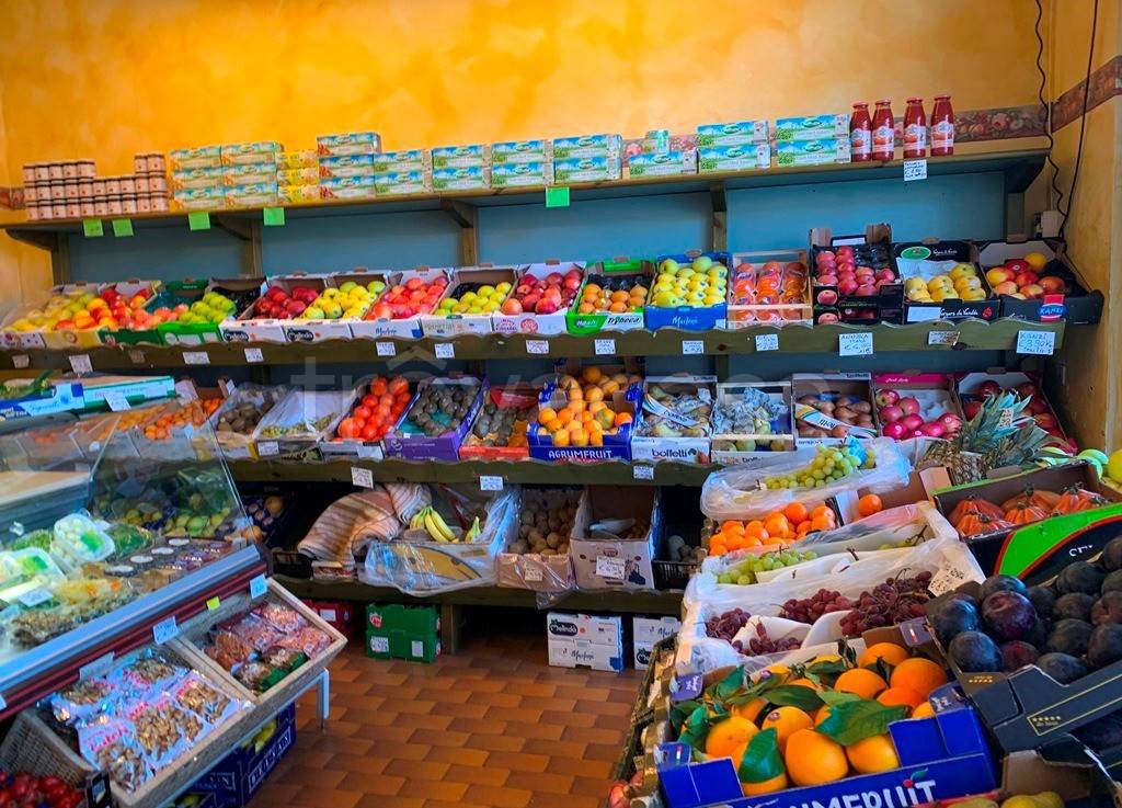 Frutta e verdura in vendita a Cene