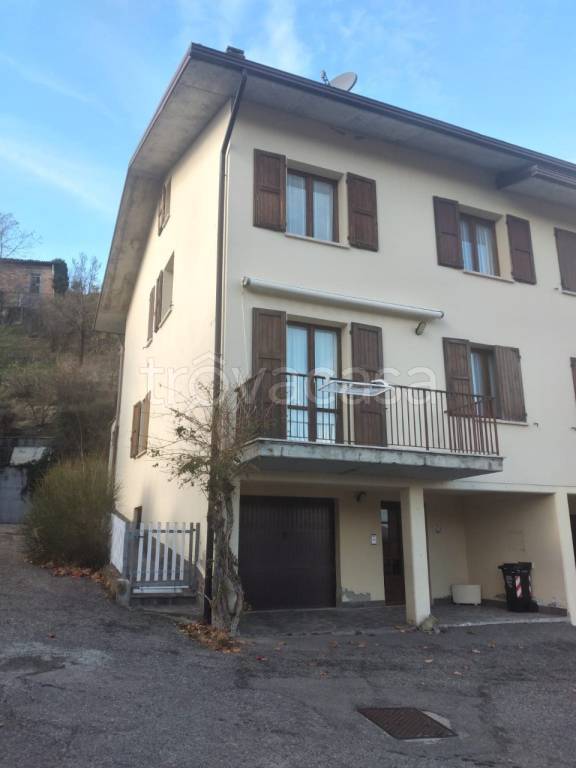 Villa a Schiera in vendita a Castelnovo ne' Monti via Paolo Borsellino