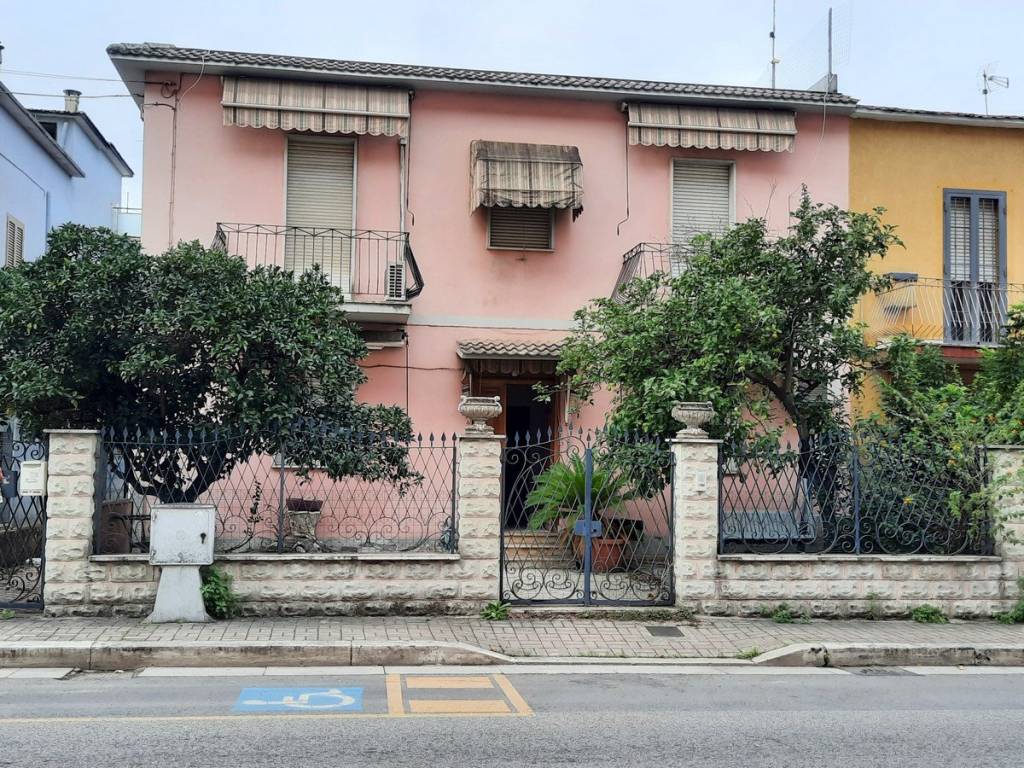 Casa Indipendente in vendita a Latina via Caio Giulio Cesare, 19