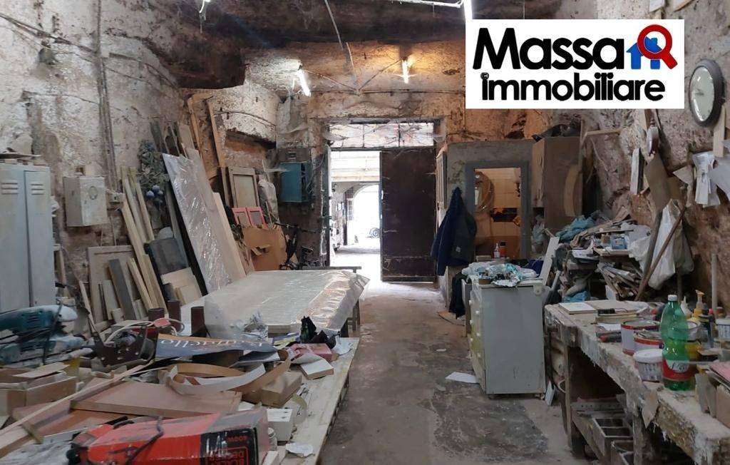Magazzino in vendita a Napoli vico San Nicola alle Fontanelle, 9