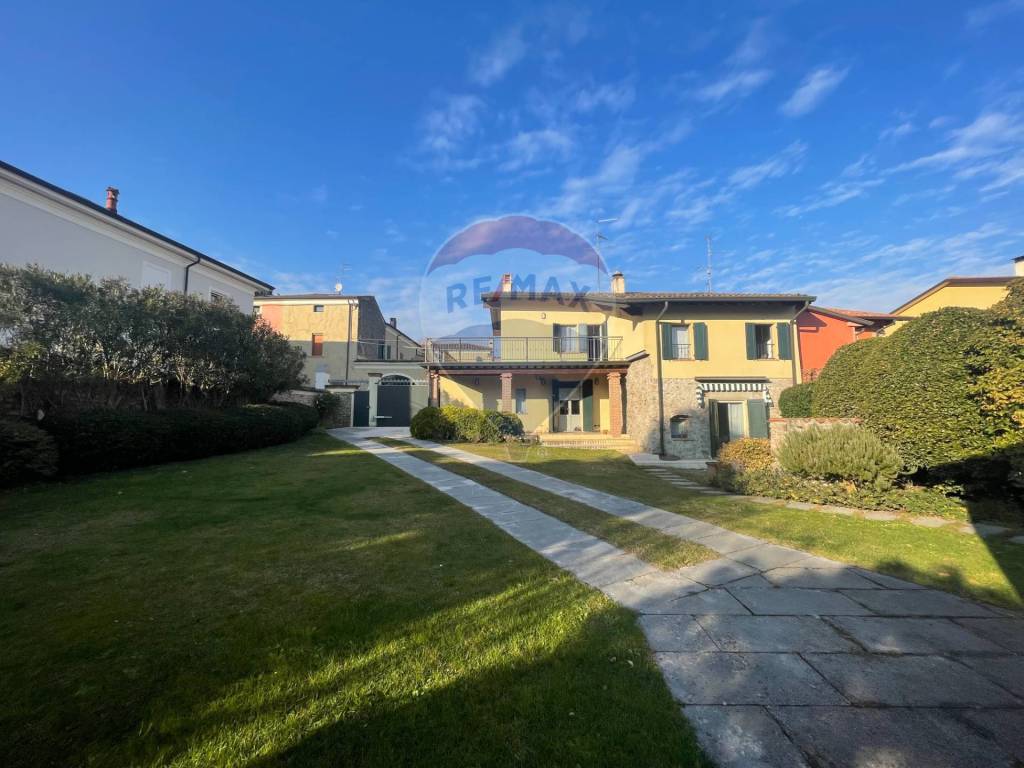 Villa in vendita a Volta Mantovana via Custoza, 14