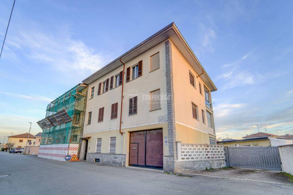 Appartamento in vendita a Cameri via San Biagio