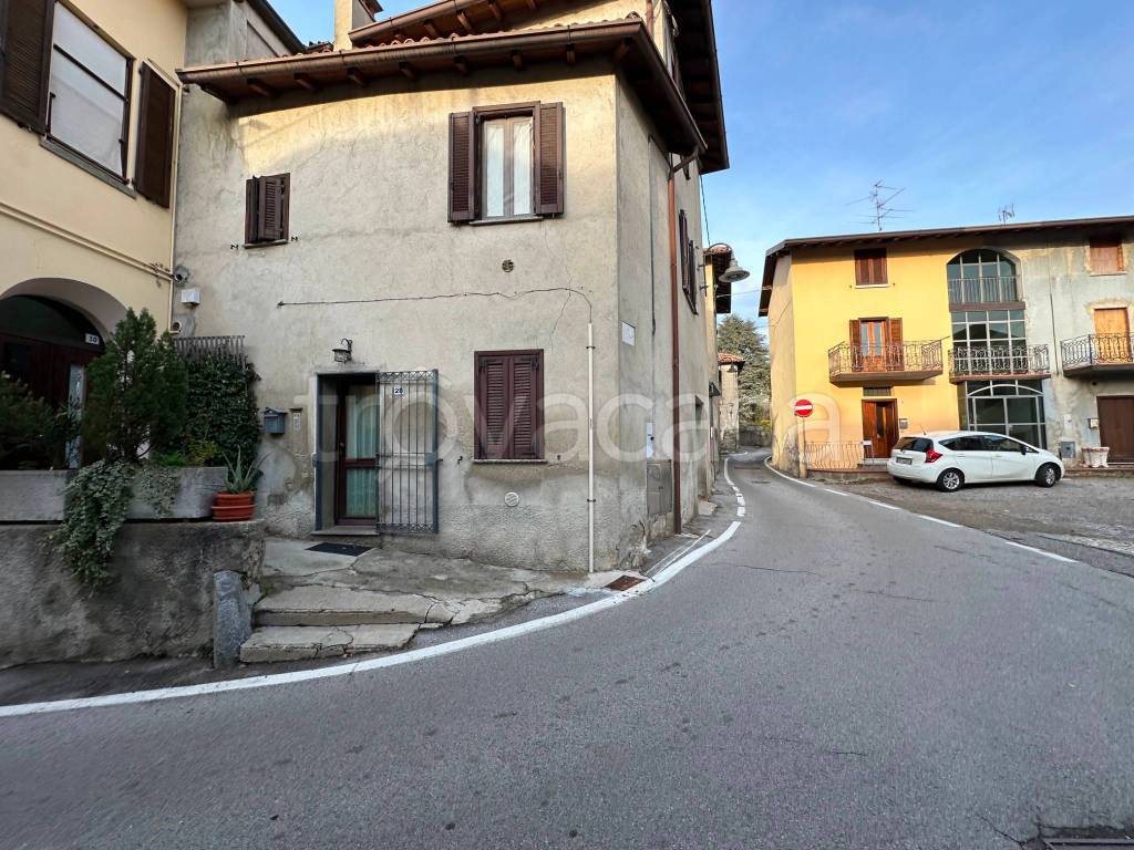 Casa Indipendente in vendita a Lurago d'Erba via Camillo Benso di Cavour, 28