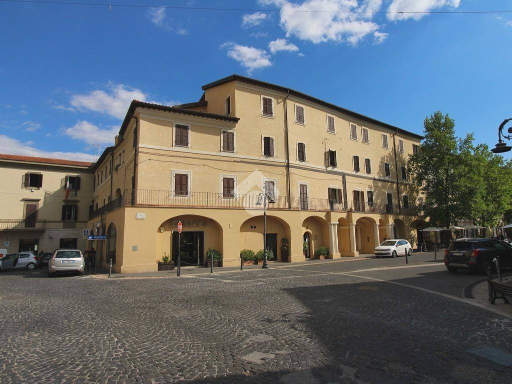 Appartamento in vendita a Poggio Mirteto piazza Martiri della Libertà, 1