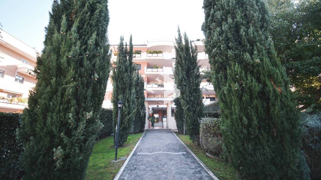 Appartamento in vendita a Roma via Nadir Quinto