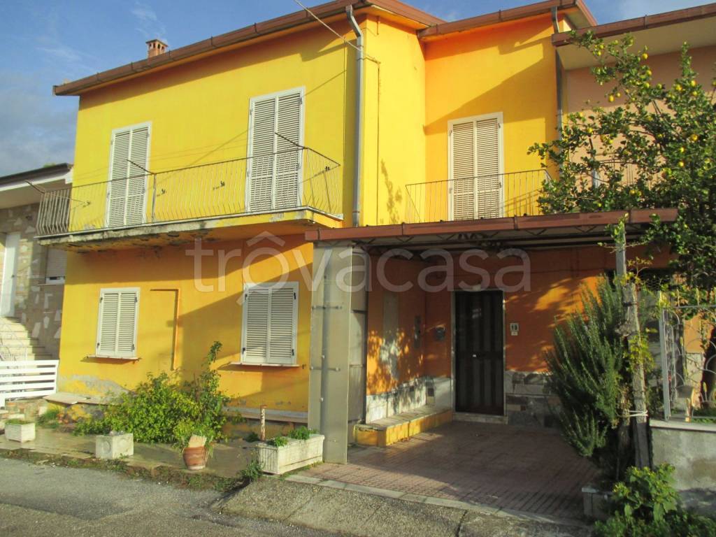 Villa in vendita a Pietrelcina via Salvo d'Acquisto