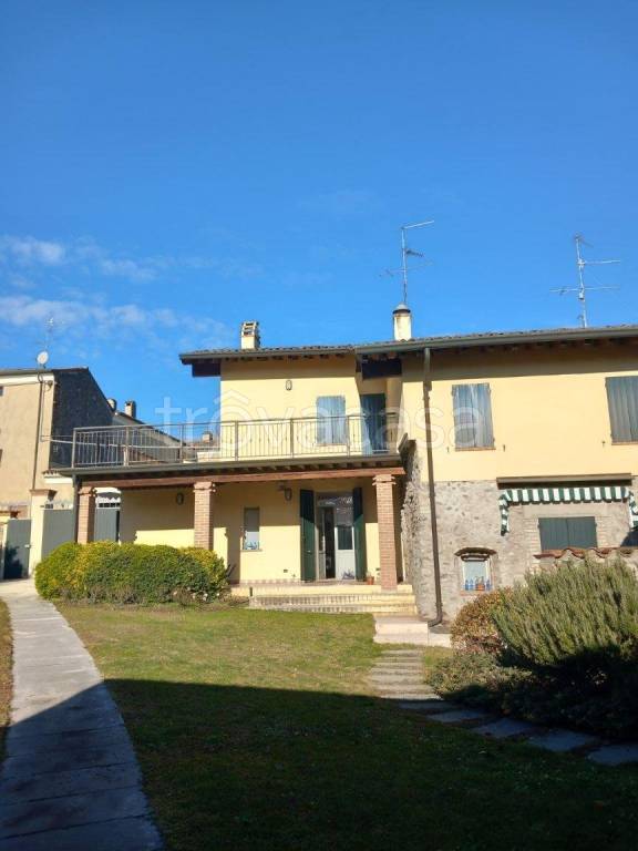 Villa Bifamiliare in vendita a Volta Mantovana via Custoza