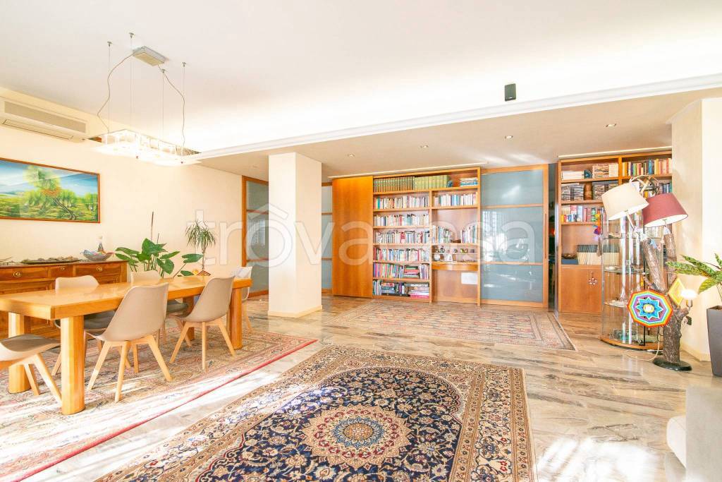 Appartamento in vendita a Milano via Pinerolo, 74