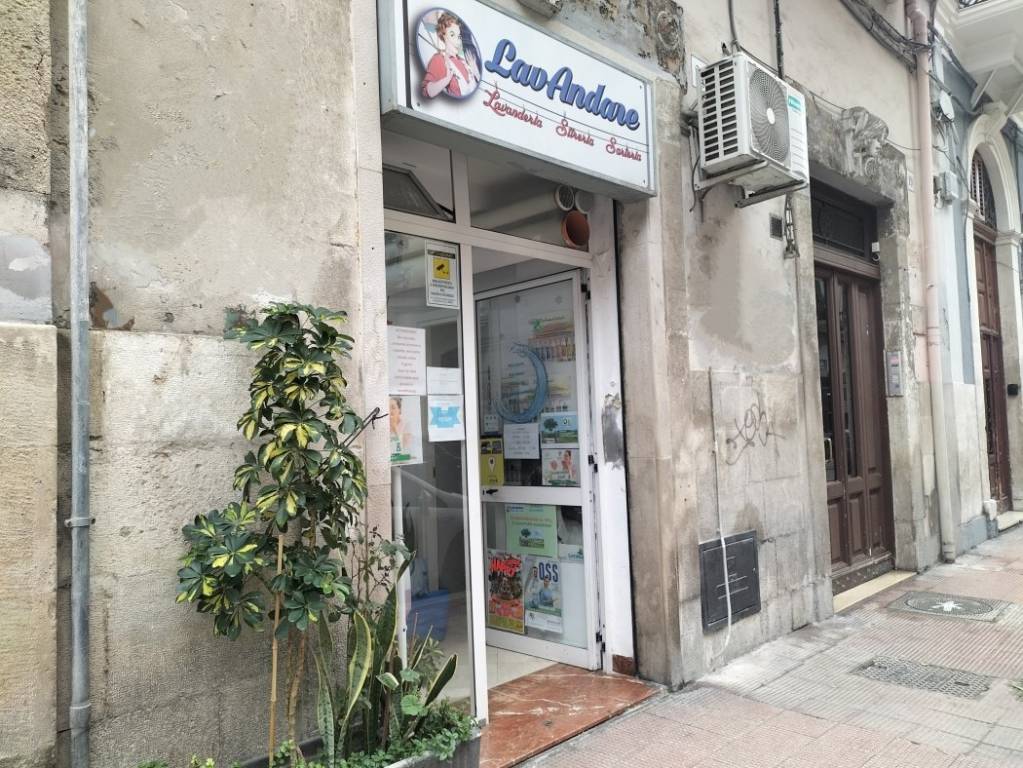 Negozio in affitto a Bari via Francesco Saverio Abbrescia, 21