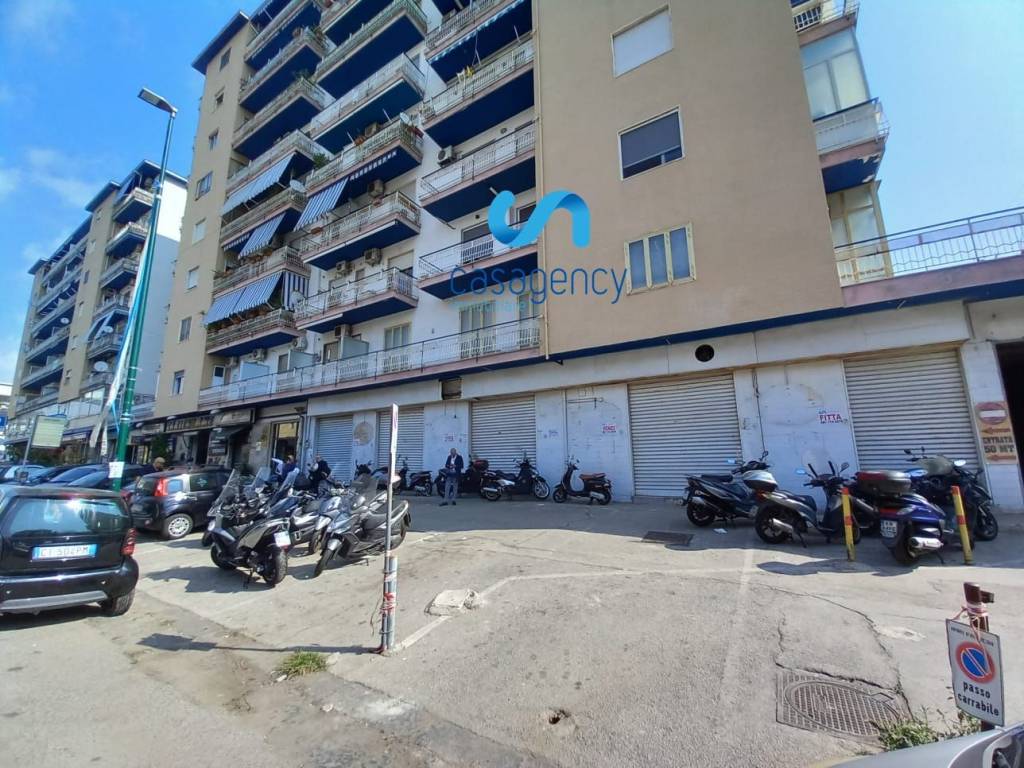 Negozio in vendita a Napoli via Serafino Biscardi, 31