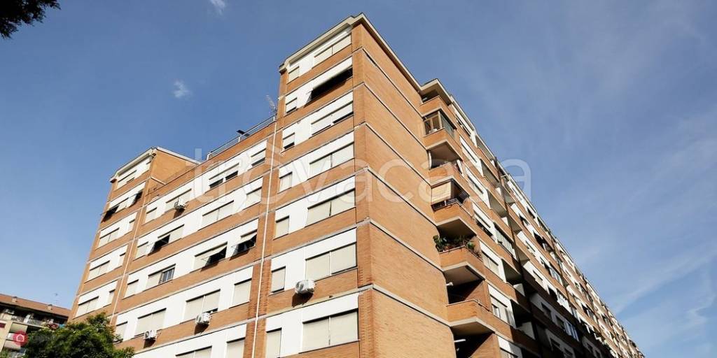 Appartamento in vendita a Roma via Pisino, 93
