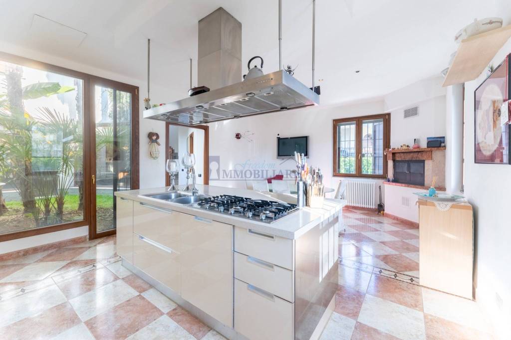 Villa in vendita a Trezzano sul Naviglio via Gaetano Donizetti, 51