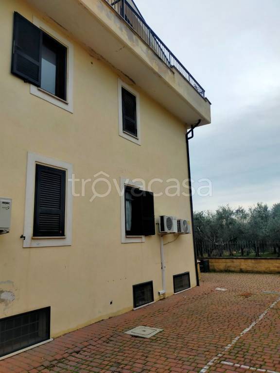Appartamento in vendita a Roma via Picciano, 48