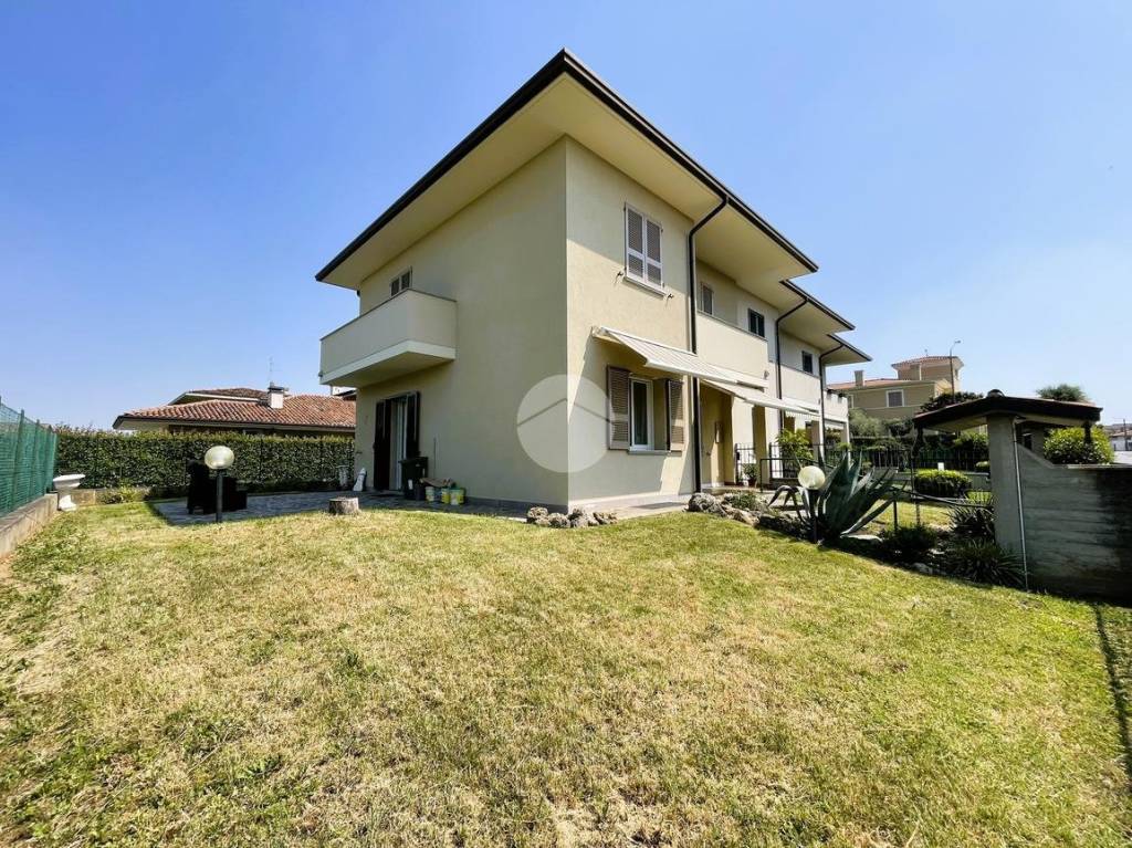 Villa a Schiera in vendita a Rovato via s. Donato, 26