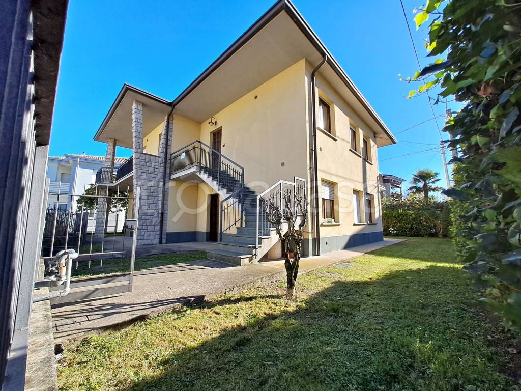 Villa Bifamiliare in vendita a Seriate via Deco' e Canetta