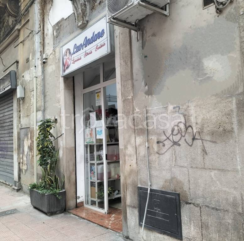Negozio in vendita a Bari via Francesco Saverio Abbrescia, 21