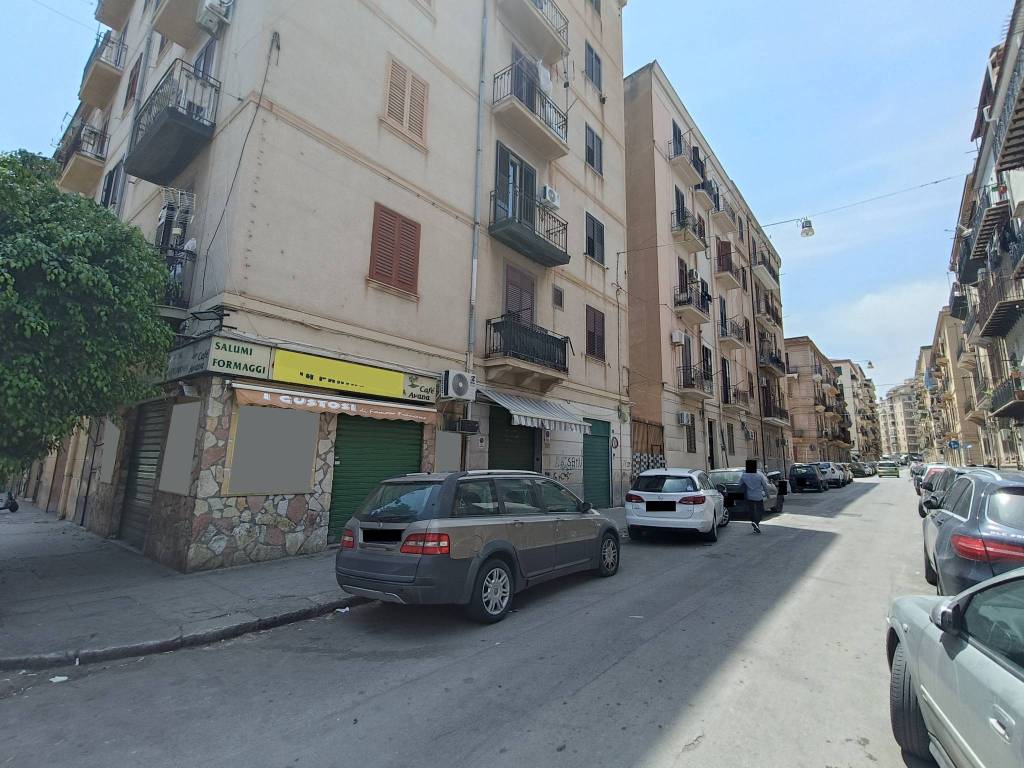 Magazzino in vendita a Palermo via Vincenzo Mortillaro, 22