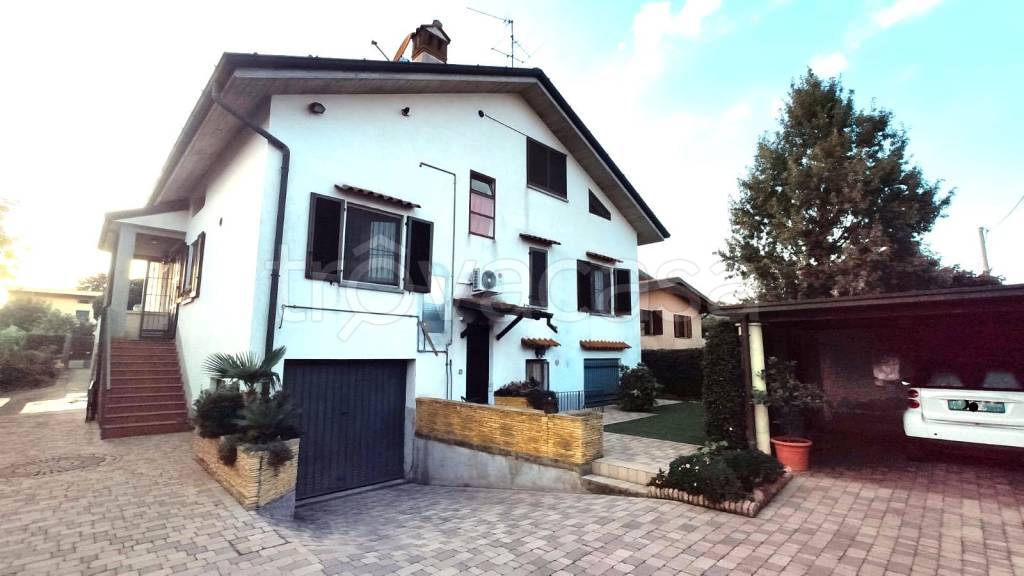 Villa Bifamiliare in vendita a Capriate San Gervasio via Alcide De Gasperi
