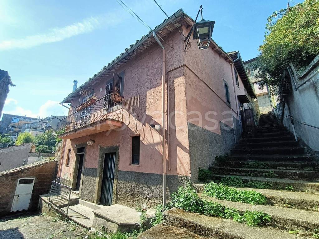 Villa Bifamiliare in vendita a Viterbo via Zuccari, 100