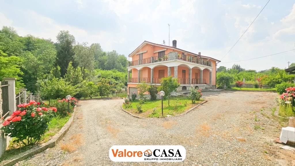 Villa Bifamiliare in vendita ad Acqui Terme via Salvo d'Acquisto, 126