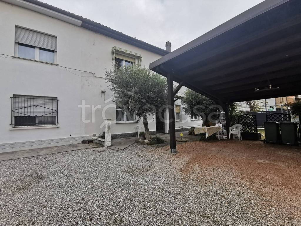 Villa Bifamiliare in vendita a Cento via Correggio, 121
