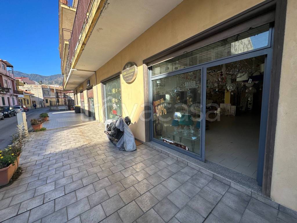 Negozio in vendita a Messina via Rotonda