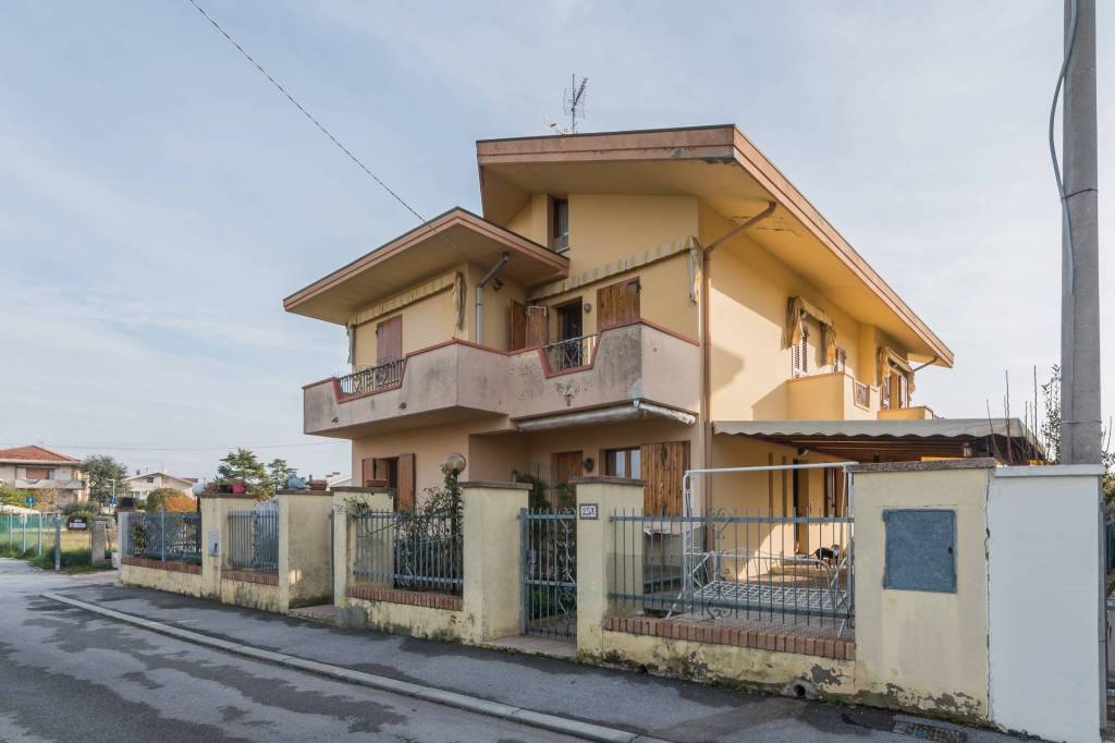 Casa Indipendente in vendita a Riccione via Le Marche