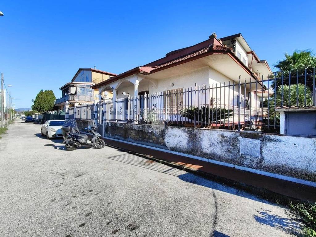 Villa Bifamiliare in vendita a Pomigliano d'Arco via Mimmo Beneventano, 23