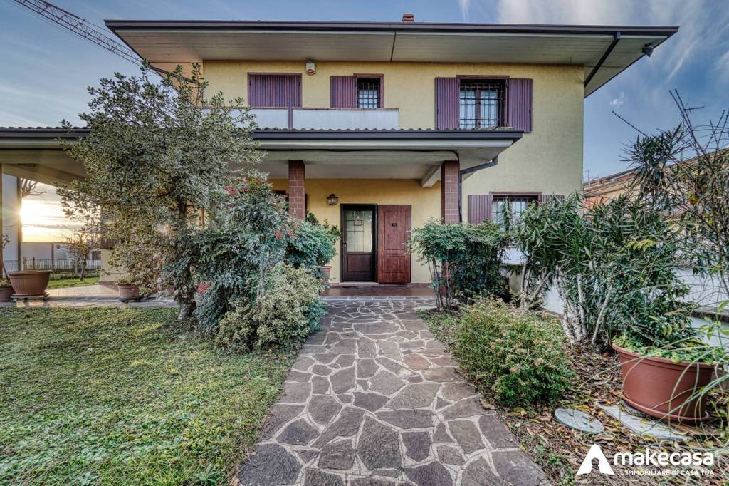 Villa in vendita a Cerro al Lambro via Ugo Foscolo, 21