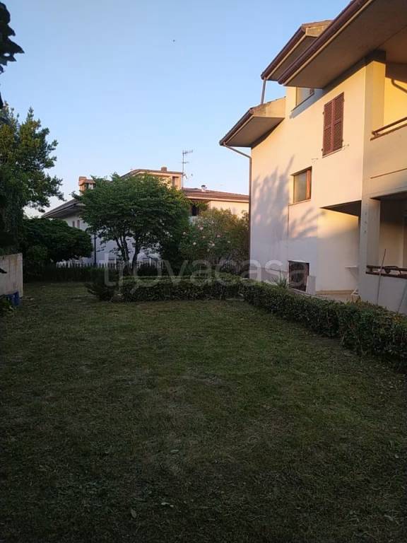 Villa a Schiera in vendita ad Ascoli Piceno via delle Zinnie, 7