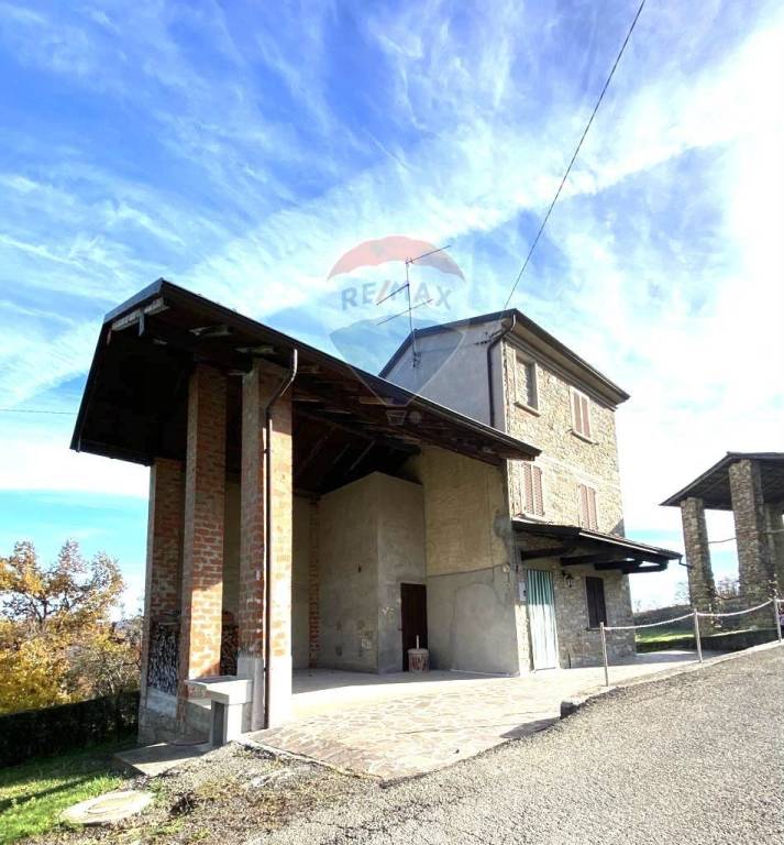 Casa Indipendente in vendita ad Alta Val Tidone loc. Casa Bazzari, 33