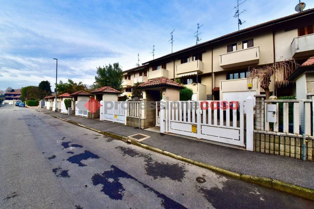 Villa a Schiera in vendita a Paderno Dugnano via Giovanni Verga, 59
