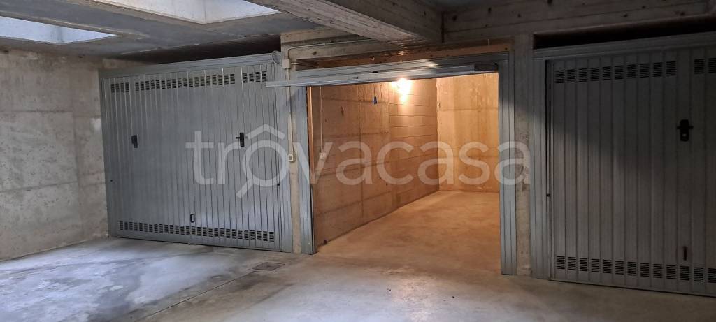 Garage in affitto a Busto Arsizio via Arrigo Boito, 7