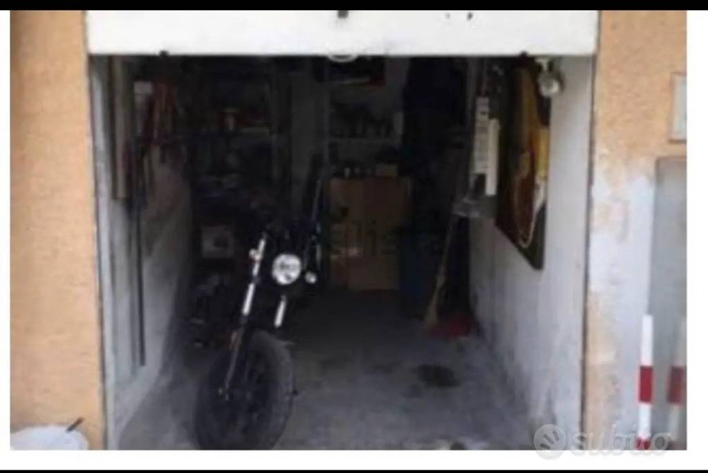 Garage in vendita a Roma via Lucilio