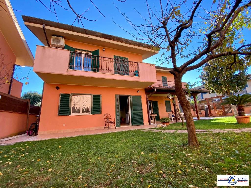 Villa Bifamiliare in vendita a Sabaudia via Oglio